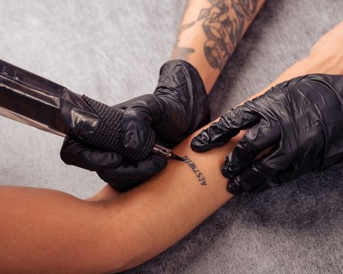 Gestão de agenda por tatuador e organização de sessões no estúdio de tatuagem